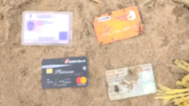 బోటులో లభించిన ఆధార్ కార్డు, క్రెడిట్ కార్డు, పాన్ కార్డు