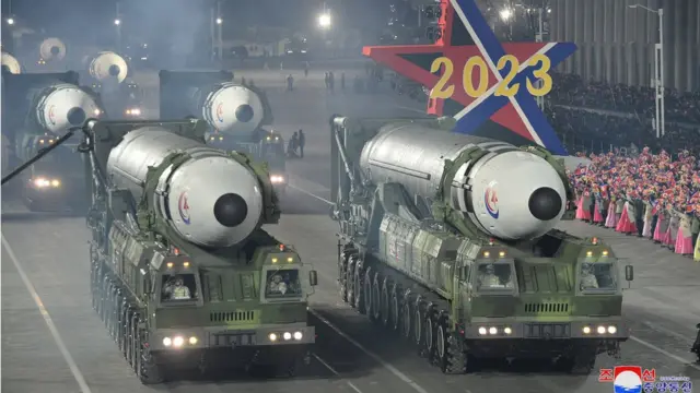 2월 8일 북한 평양 김일성광장에서 열린 북한군 창건 75주년 열병식에 등장한 미사일