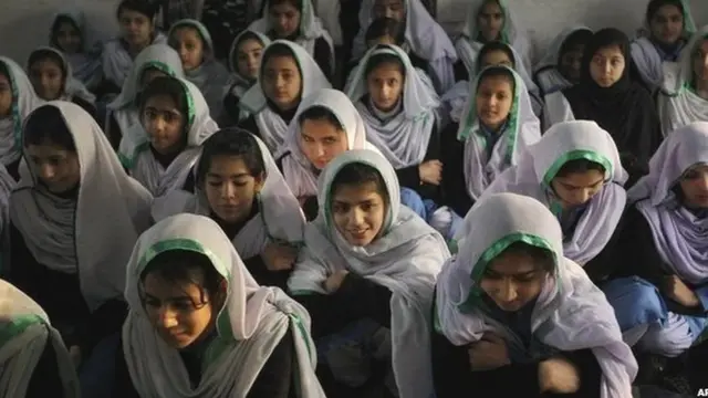 سکول کی بچیاں