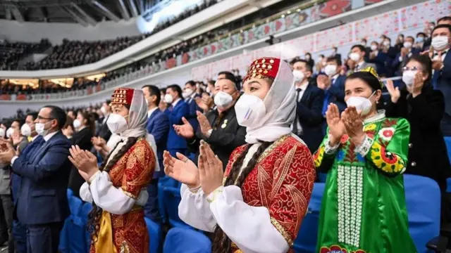 Ташкентте Ноорузду президент Шавкат Мирзиёевдин катышуусундагы салтанаттуу жыйын менен башташты. Бул көрүнүш совет мезгилиндеги салттуу майрамдарды эске салды.