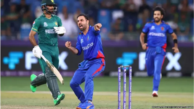 गेंदबाज मोहम्मद नबी बल्लेबाज फखर ज़मां के एलबीडब्ल्यू होने को लेकर अपील करते हुए.