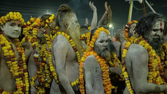 رجال متدينون هندوس يطلون وجوههم بالرماد ويشاركون في كومبه ميلا