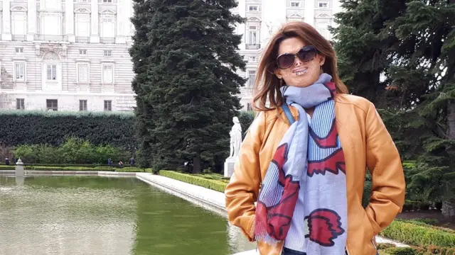 Fide Mirón frente al Palacio Real de Madrid.