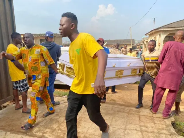 Dem dey carry Baba Suwe casket inside im house