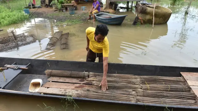 จัด กำลังเตรียมเรือเพื่อออกหาปลา