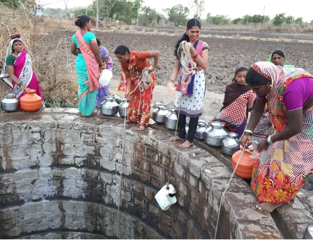 शेतमजुरी करणाऱ्या सीताबाई घाटे या माणकेश्वरच्या याच विहीरीवर आम्हाला भेटल्या.