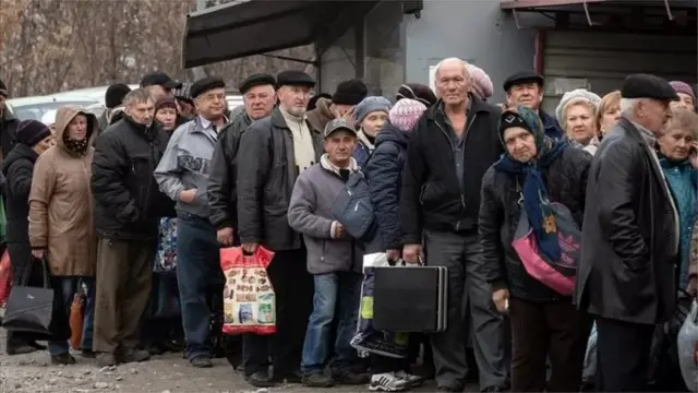 పొరుగుదేశాలకు తరలుతున్న యుక్రెయిన్ ప్రజలు