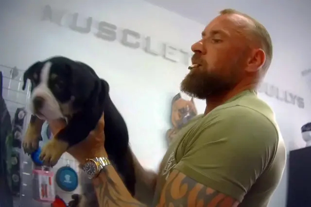 रायन हावर्डले आफ्नो व्यवसायमा १२० वटा कुकुरहरू रहेको बताएका छन्