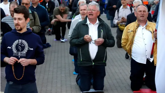 Svake prve subote u Hrvatskoj se održavaju protesti klečanjem kojima se traži čednije ponašanje žena