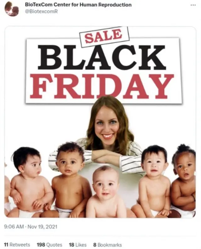 Một quảng cáo trên mạng xã hội với dòng chữ GIẢM GIÁ BLACK FRIDAY. Có năm em bé mặc tã, phía sau là một người phụ nữ đang mỉm cười. Cô ấy có mái tóc dài màu nâu và mặc áo sơ mi trắng có sọc xanh.