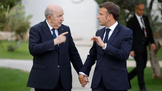 Le président français Emmanuel Macron et le président algérien Abdelmadjid Tebboune lors du sommet du G7 en Italie en juin.