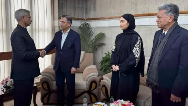 ढाक्यात खालिदा झिया यांचे पुत्र तारिक रहमान यांची भेट घेताना भारताचे परराष्ट्र मंत्री एस जसशंकर