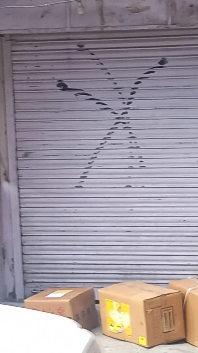 मुस्लिम व्यापारियों की दुकान पर पोस्टर