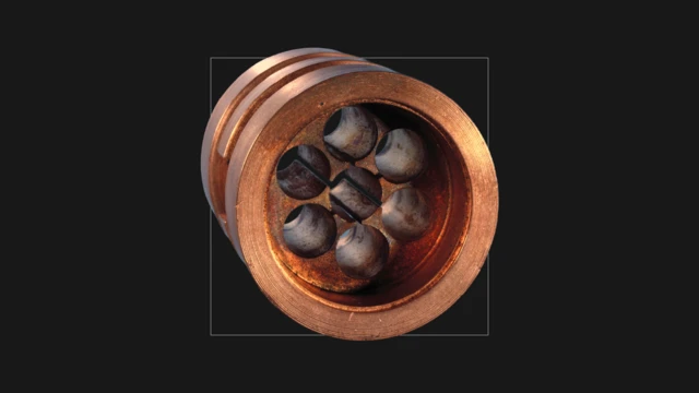 تصویر مگنترون حفره‌ای اصلی مربوط به سال ۱۹۴۰. این تصویر یک قطعه گرد فلزی با هفت سوراخ در داخل را نشان می‌دهد.