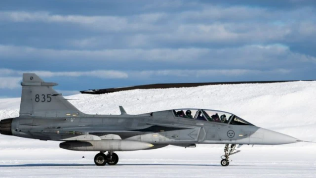 "Gripen" кыргын учагы тейлөө үчүн абдан жөнөкөй жана арзан учак болуп саналат.