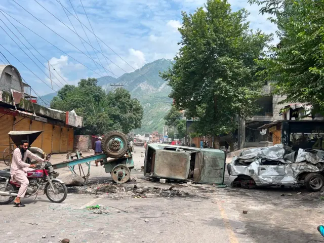 مظفر آباد شہر کے گنجان آباد علاقوں میں رکاوٹیں لگا کر راستے بند