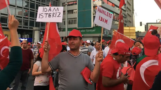 'İdam isteriz' yazılı pankart taşıyan bir gösterici