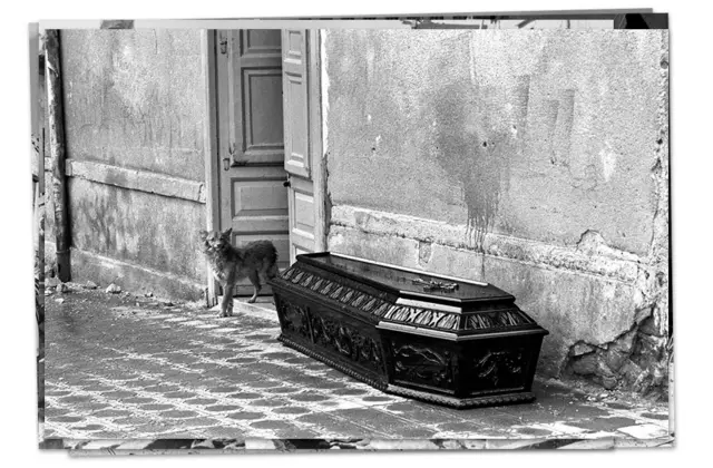 Ataúd fuera de una casa, en la zona del Bélice.