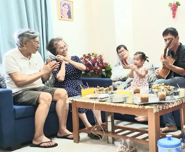 Hai ông bà vui vầy bên con cháu