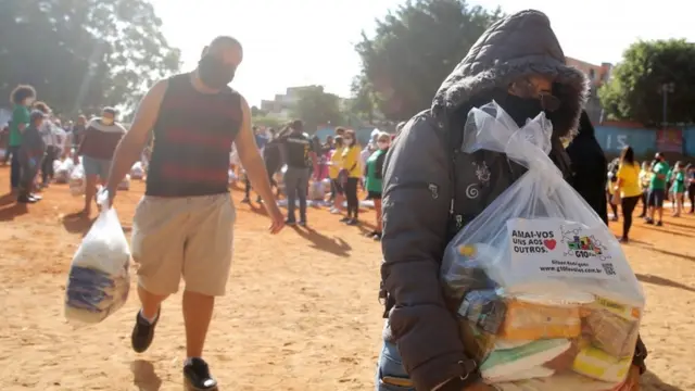 Moradores da favelaaposta jogo copa do mundoParaisópolis recebem cestas básicas doadas durante a pandemia