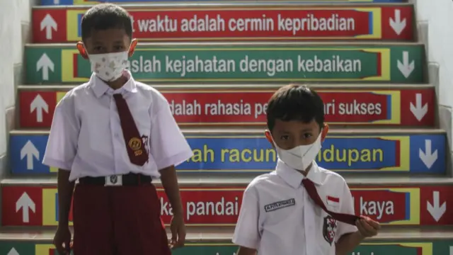 Sejumlah siswa mengikuti pembelajaran tatap muka di SDN Kali Sari 05 Jakarta, Indonesia, Selasa (04/01).