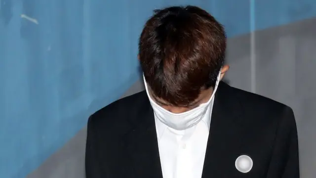 성관계 동영상을 불법으로 촬영·유포한 혐의로 구속기소된 가수 정준영이 10일 오전 서울 서초구 서울중앙지방법원에서 열리는 첫 공판준비기일에 출석하고 있다