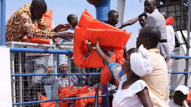 Abiria wanvaa makoti ya kuelea baharini