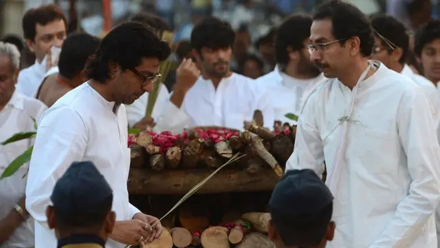 મુંબઈમાં બાલ ઠાકરેની અંતિમવિધી કરતા રાજ અને બાલ ઠાકરે