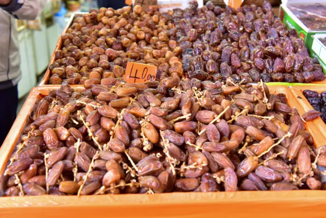 Etalage de dates pendant le premier jour du mois de jeûne islamique du Ramadan au marché central de Rabat, au Maroc, le 2 avril 2022.