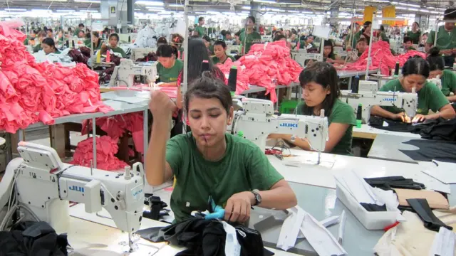 အထည်ချုပ်အလုပ်သမားတွေ