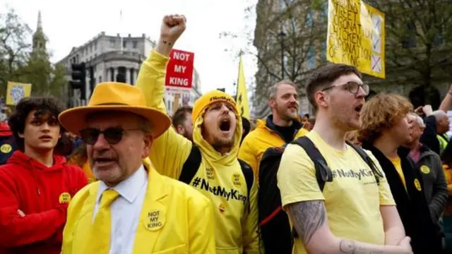 antimonarxiya etirazı, London, tacqoyma mərasimi