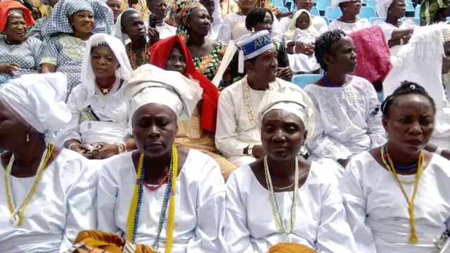 Awon obinrin ninu asọ funfun