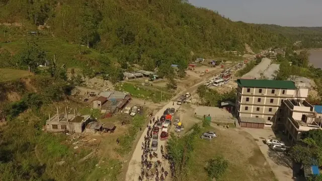 नारायणघाट पुग्ने सडकमा सवारीको लश्कर