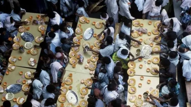 ইসরায়েলি একটি জাহাজে খাবার খাচ্ছে সুদান থেকে সদ্য বের করে আনা ইহুদিরা