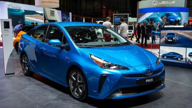 تویوتا با مدل پریوس اولین کارخانه‌ای بود که ماشین‌های هیبرید را در حجمی انبوه تولید کرد