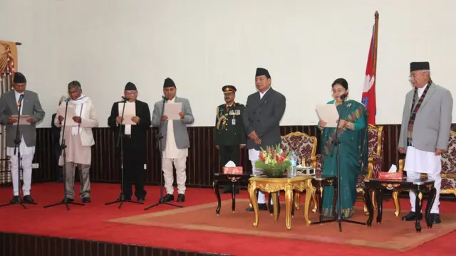 शपथ गर्दै