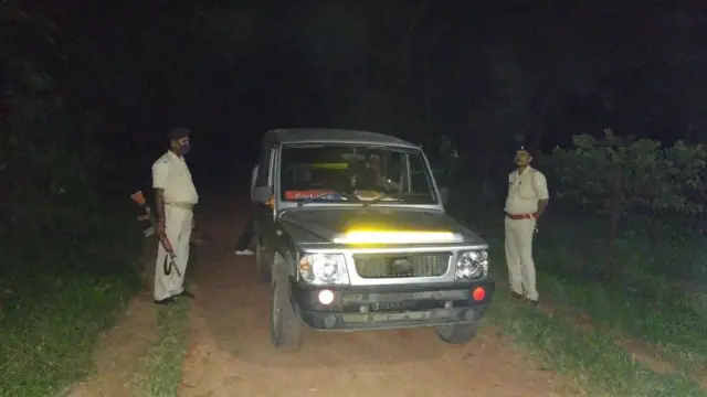 स्टॅन स्वामींच्या कार्यालयाबाहेर पोलीस