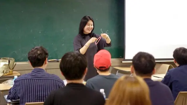 المحاضرة يون جو لي وسط طلابها