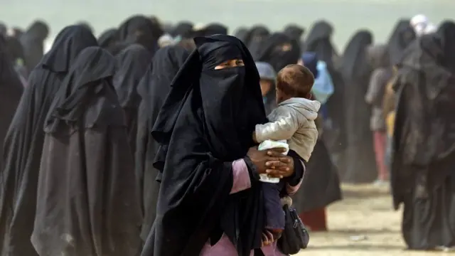 সিরিয়ার ক্যাম্পে অনেক আইএস বধূ এখন বন্দি অবস্থায় আছেন।