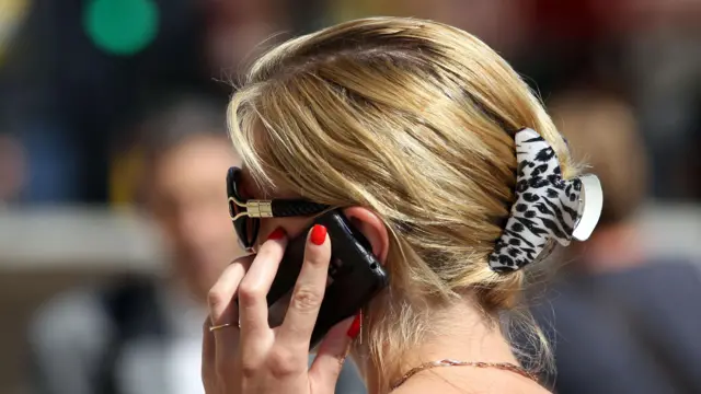 Žena priča telefonom