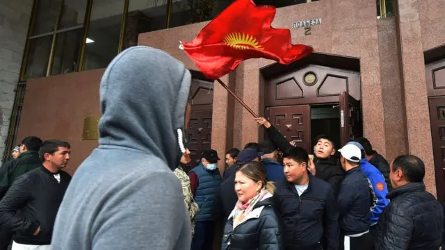 Өлкөдөгү соңку парламенттик шайлоо саясий кризиске алып келип, күтүүсүз жерден бийлик алмашты