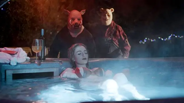 Winnie Pooh y su amigo Piglet acechan a una chica en una piscina