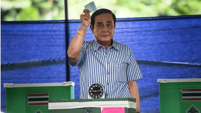 พล.อ.ประยุทธ์ จันทร์โอชา นายกรัฐมนตรี ไปใช้สิทธิลงประชามติรับร่างรัฐธรรมนูญ เมื่อวันที่ 7 ส.ค. 2559 โดยถือเป็นร่างรัฐธรรมนูญฉบับที่ 2 ที่จัดทำในยุครัฐบาล คสช.