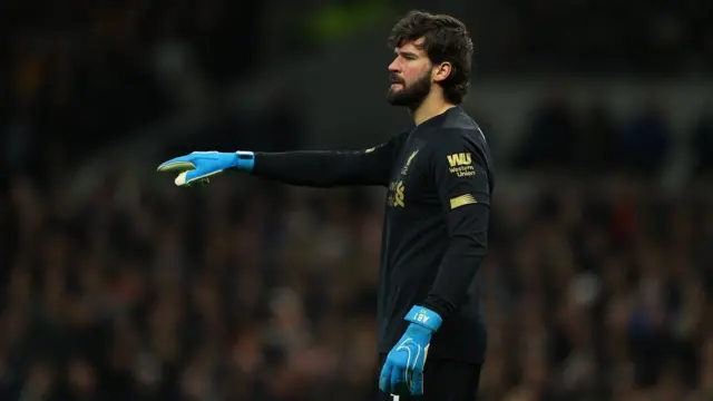 تألق الحارس أليسون وتصدى لـ3 كرات محافظً على نظافة شباكه للمباراة السادسة على التوالي في الدوري