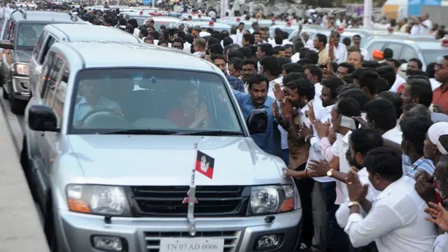 பொது செயலாளராக பொறுப்பேற்றார் சசிகலா