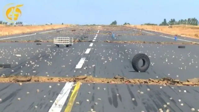 መገናኛ ብዙሃን የአክሱም የአየር ማረፊያው አውሮፕላን መንደርደሪያ ተቆፋፍሮ እና ህንጻው ወድሞ አስይተዋል።