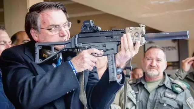 Jair Bolsonaro com arma