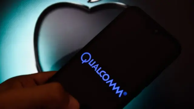 Hombre con celular y logos de Qualcomm y Apple.