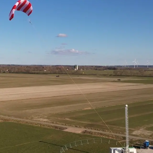 Layang-layang yang ditambatkan di darat memiliki potensi untuk menjangkau lebih tinggi daripada turbin konvensional, untuk mengakses angin yang kuat.