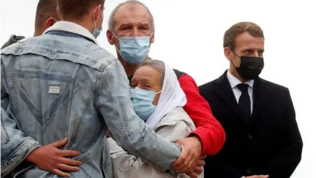 Ku wa gatanu, Perezida Emmanuel Macron ari iruhande rwa Madamu Sophie Pétronin w'imyaka 75, wari urimo guhoberana n'abo muryango we ageze mu Bufaransa.Yari amaze kurekurwa n'intagondwa muri Mali nyuma yo gushimutwa mu 2016 aho yakoraga mu muryango ufasha muri icyo gihugu.